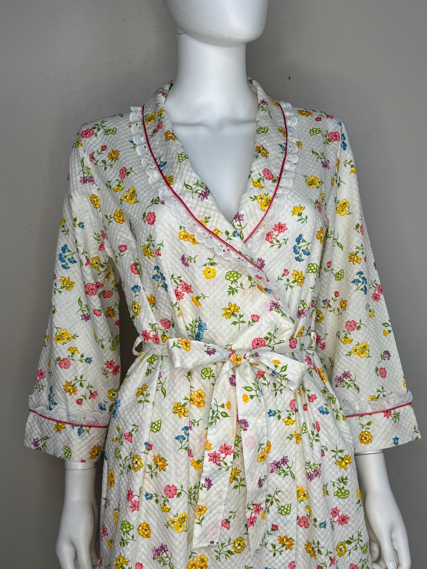 1970s/80s White Floral Robe, Waffle Weave Cotton, Lace Trim, Size Small