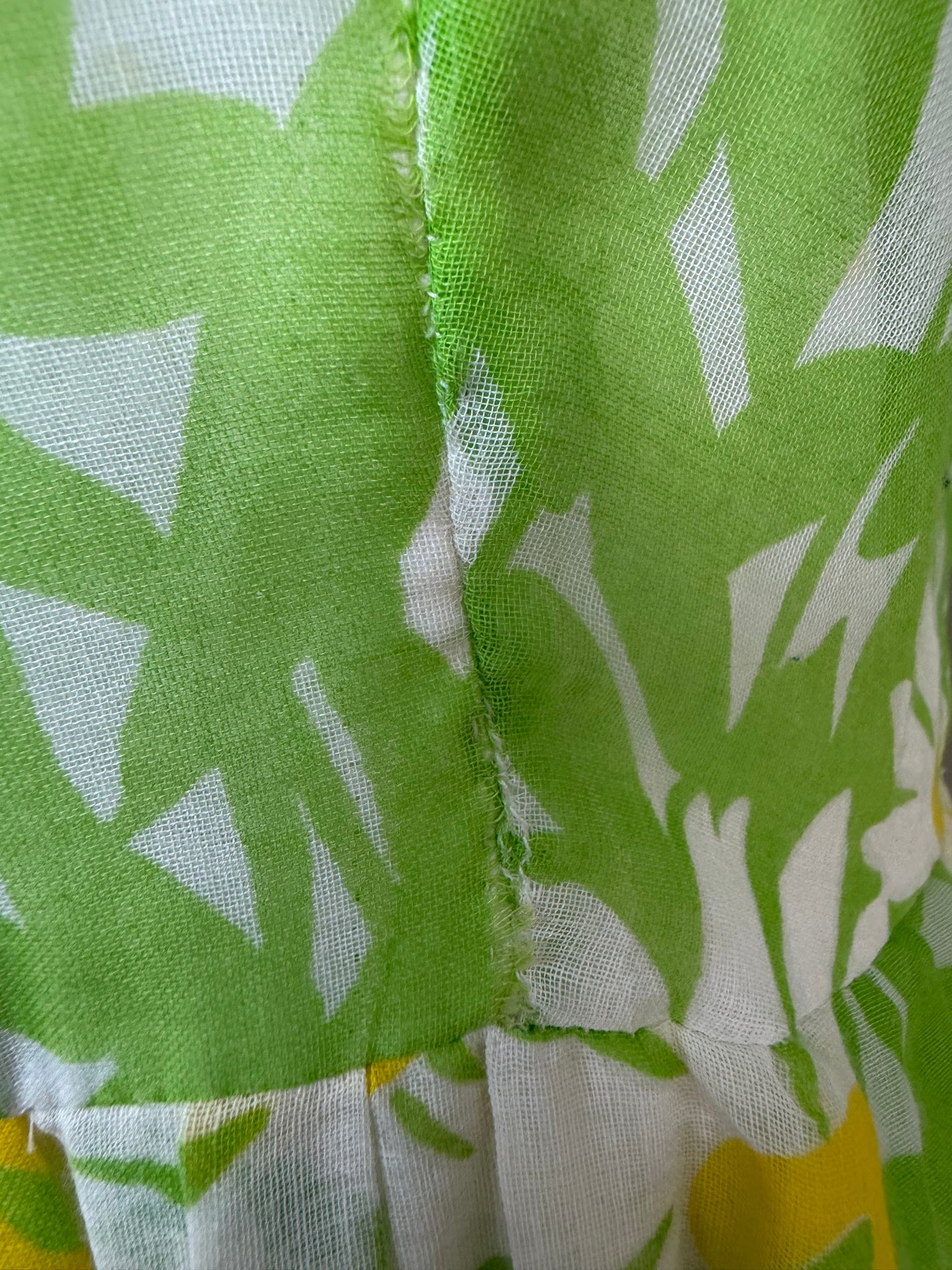 1960s Daisy Shirt Dress, Border Print, Size Medium