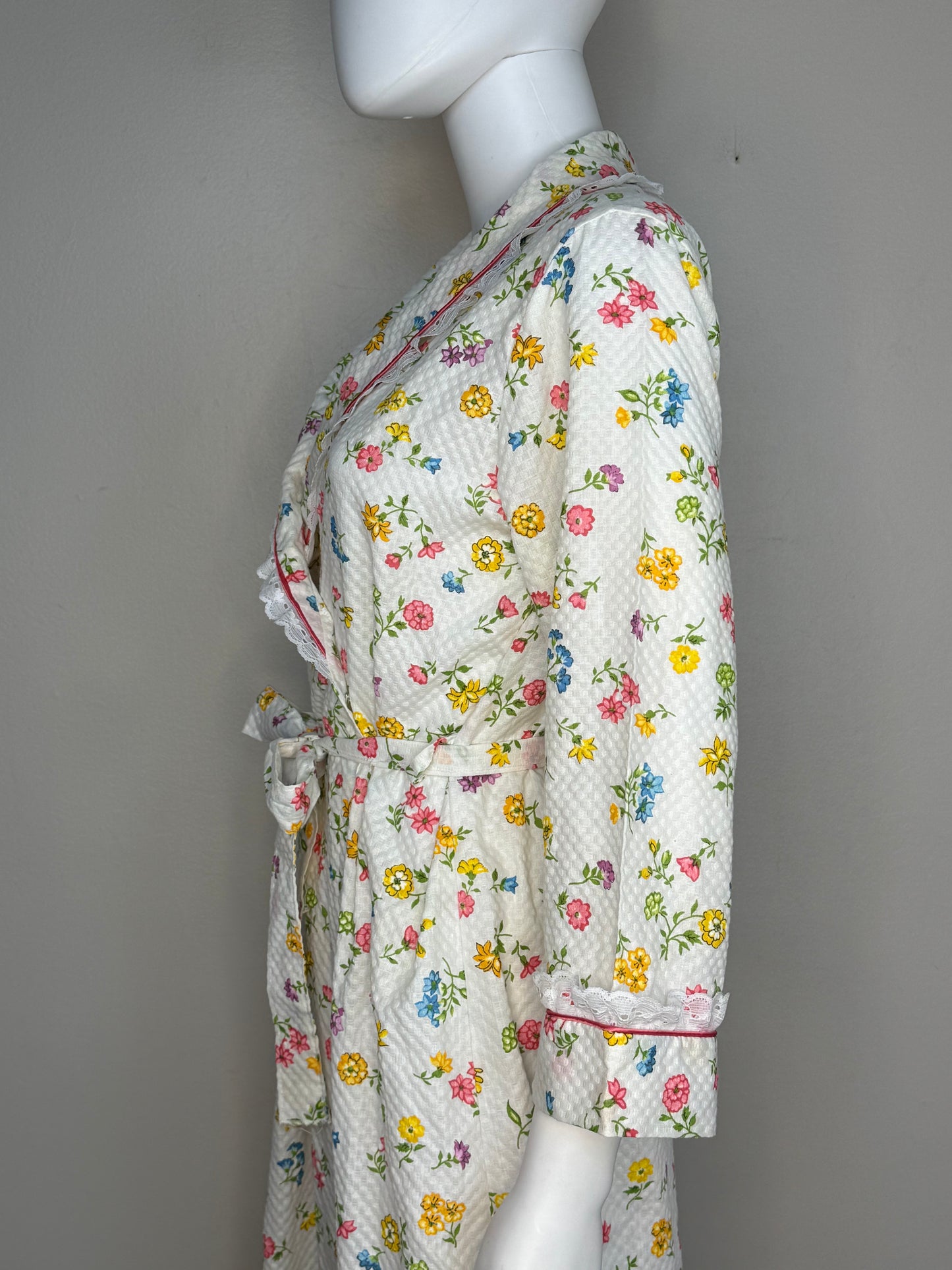 1970s/80s White Floral Robe, Waffle Weave Cotton, Lace Trim, Size Small