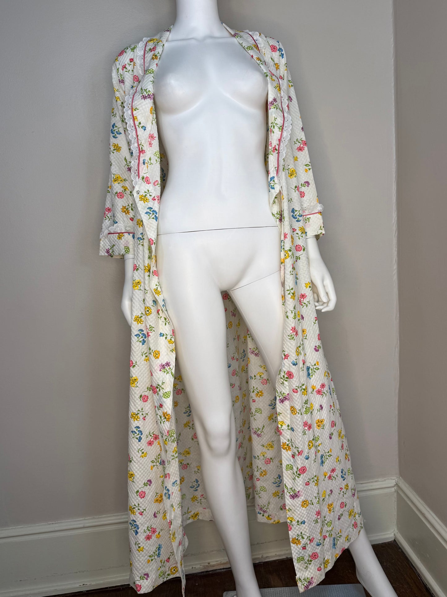1970s/80s White Floral Robe, Waffle Weave Cotton, Lace Trim, Size Small
