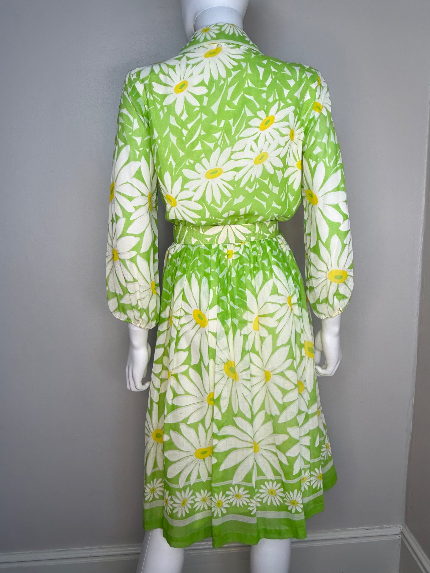 1960s Daisy Shirt Dress, Border Print, Size Medium