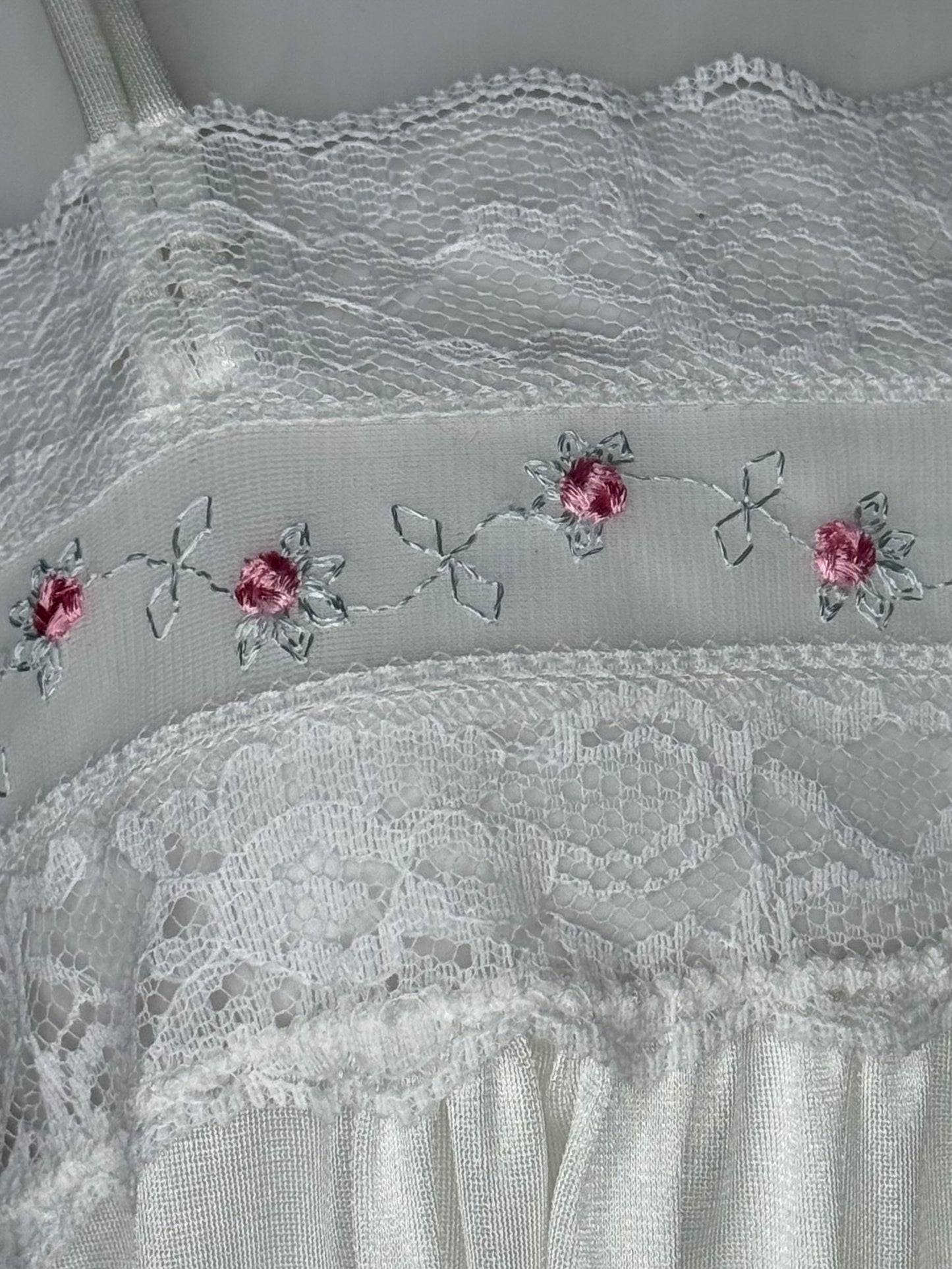 1970s/80s White Peignoir Set, Nightgown and Sheer Short Sleeve Robe, Gilead Size Large, Pink Roses, Bridal Lingerie