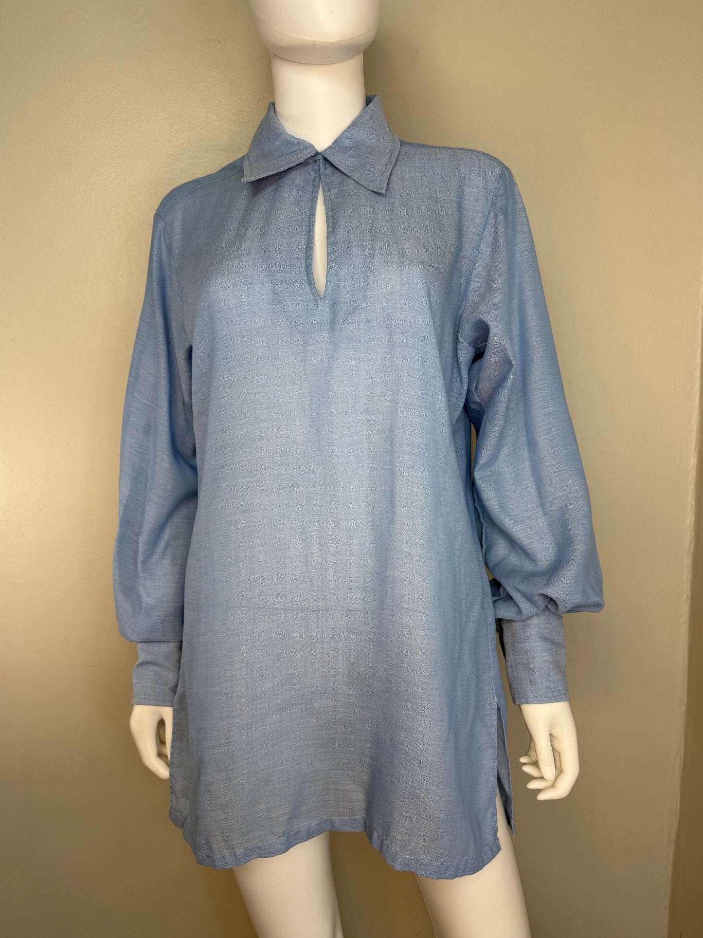 1970s Men’s Blue Tunic, Deep V Pull Over Collared Poet Shirt, 417 Van Heusen Vanopress Body Fit Size Medium