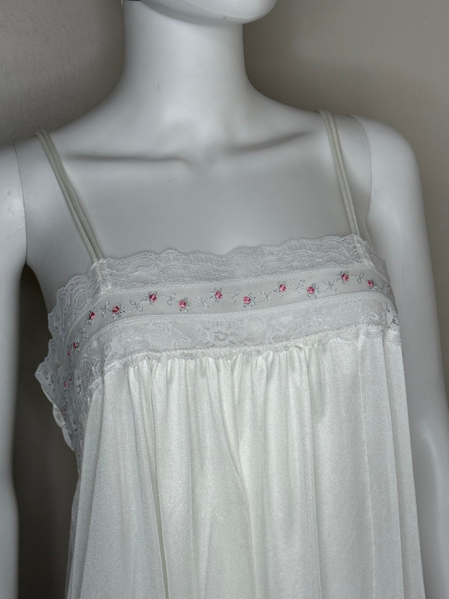 1970s/80s White Peignoir Set, Nightgown and Sheer Short Sleeve Robe, Gilead Size Large, Pink Roses, Bridal Lingerie