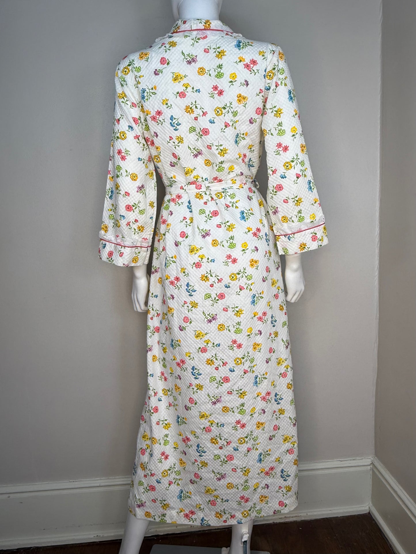 1970s/80s White Floral Robe, Waffle Weave Cotton, Lace Trim, Size Small