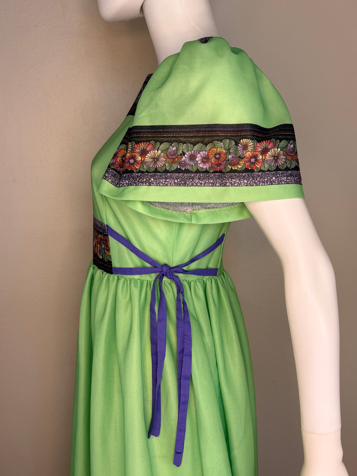 1970s Boho Green Floral Border Print Maxi Dress, En Rikke Modell Fredrikstad Norway Size Small