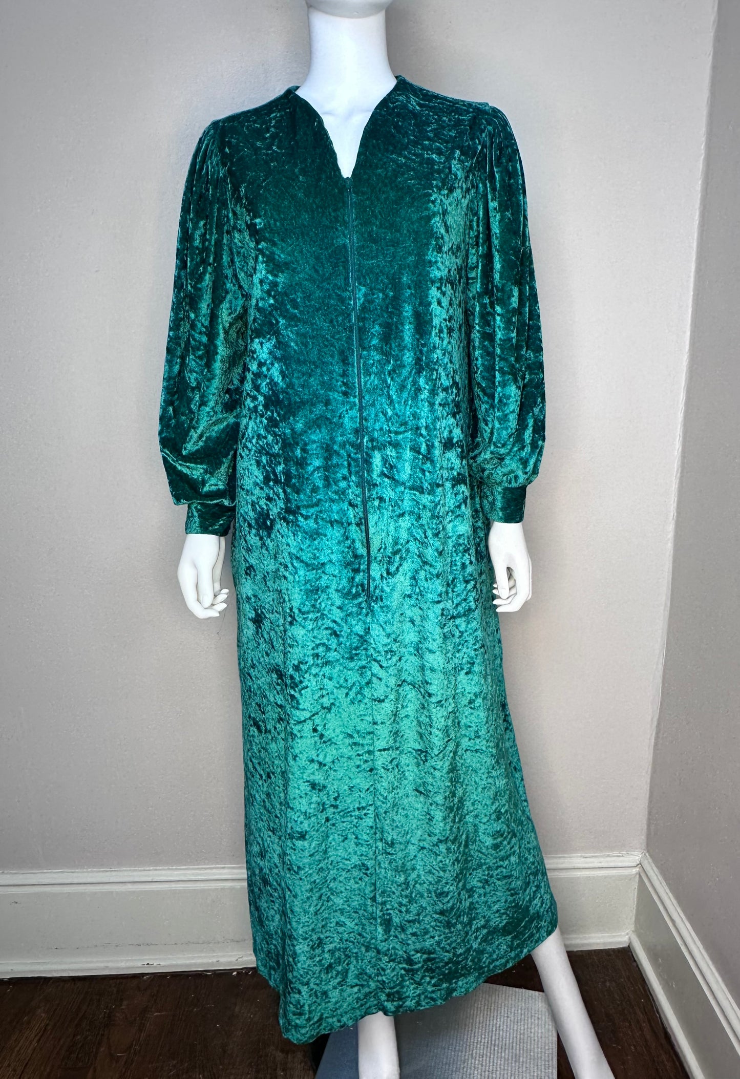 1980s/90s Green Crush Velvet Robe, Day In Day Out by Sears Size Medium, Loungewear