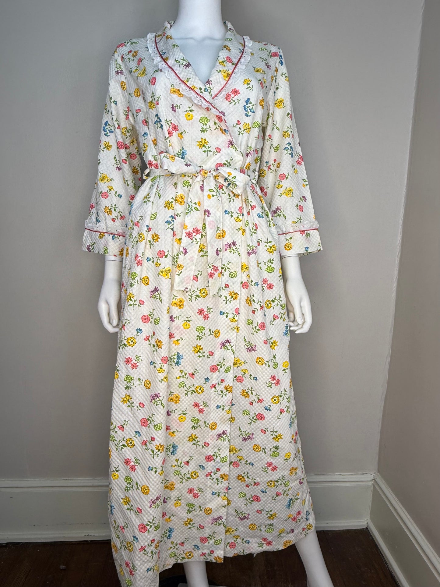 1970s/80s White Floral Robe, Waffle Weave Cotton, Lace Trim, Size Small