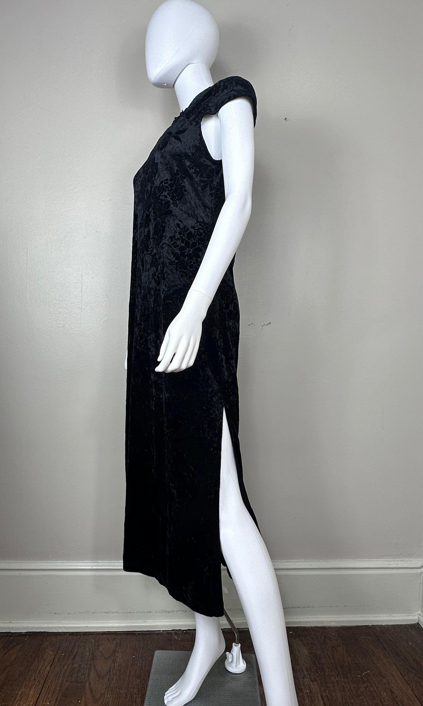 1990s Floral Black Velvet Maxi Dress, onn'est pas des ANGES! Size Medium, Asian Inspired