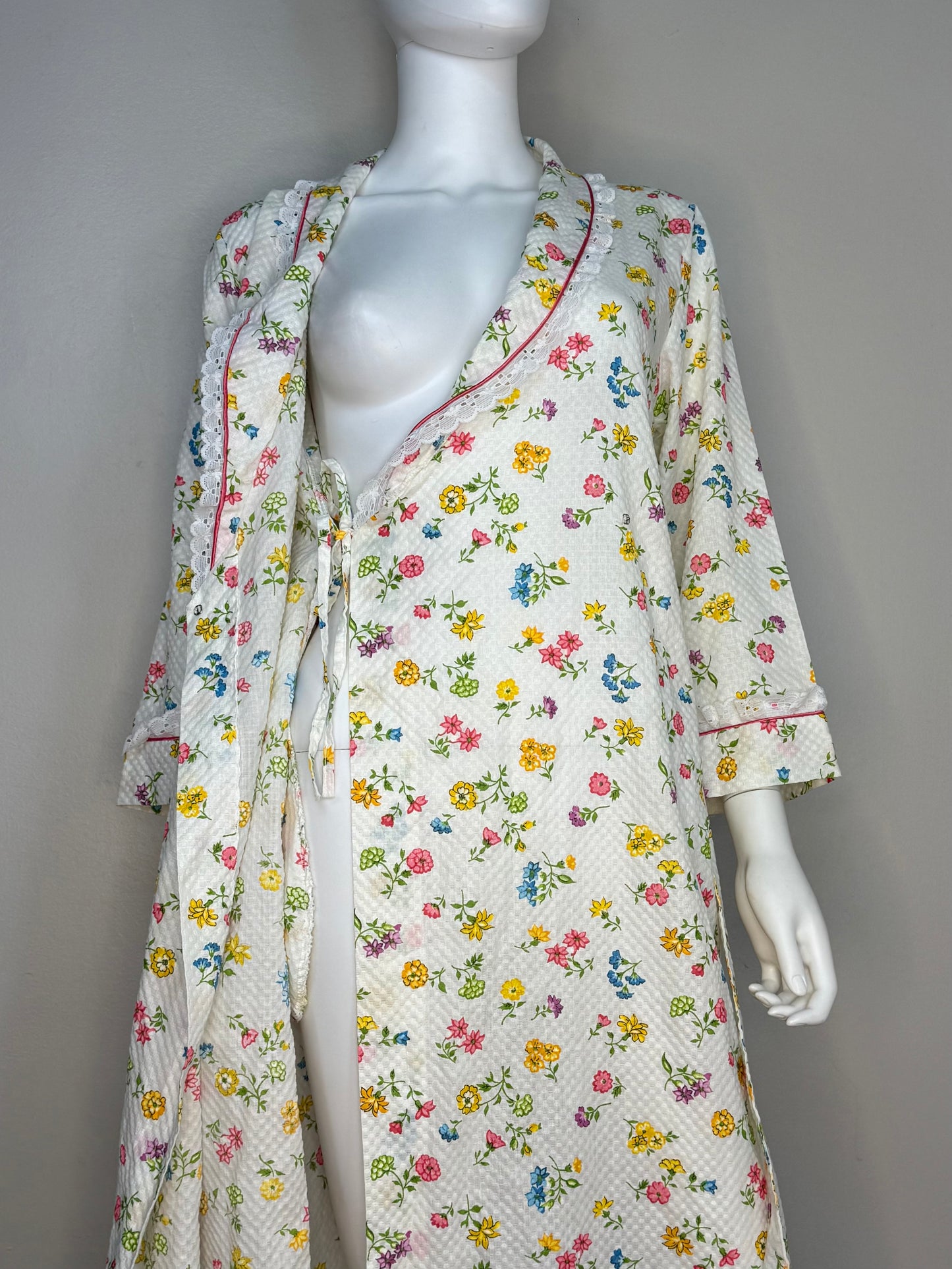 1970s/80s White Floral Robe, Waffle Weave Cotton, Lace Trim, Size Small
