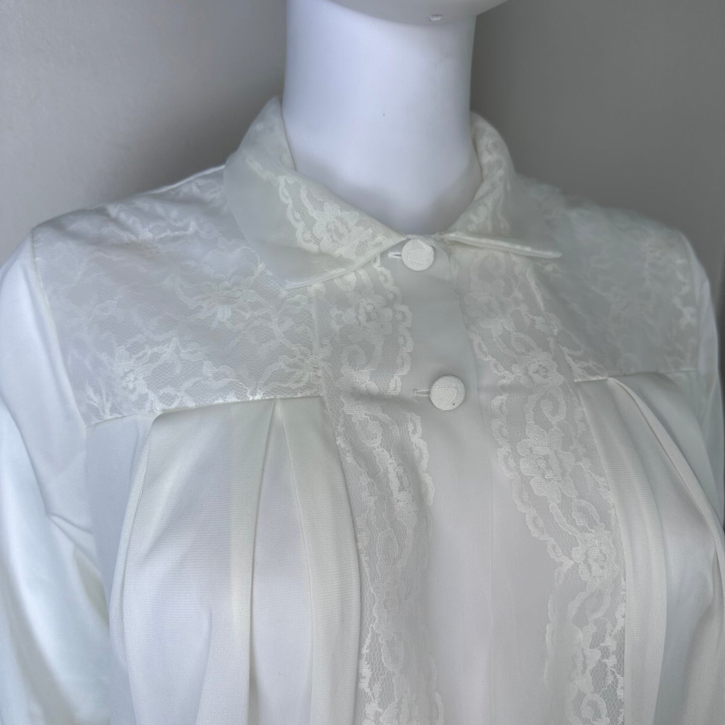 1960s Off White Nylon Bed Jacket, Henson Kickernick Size Medium