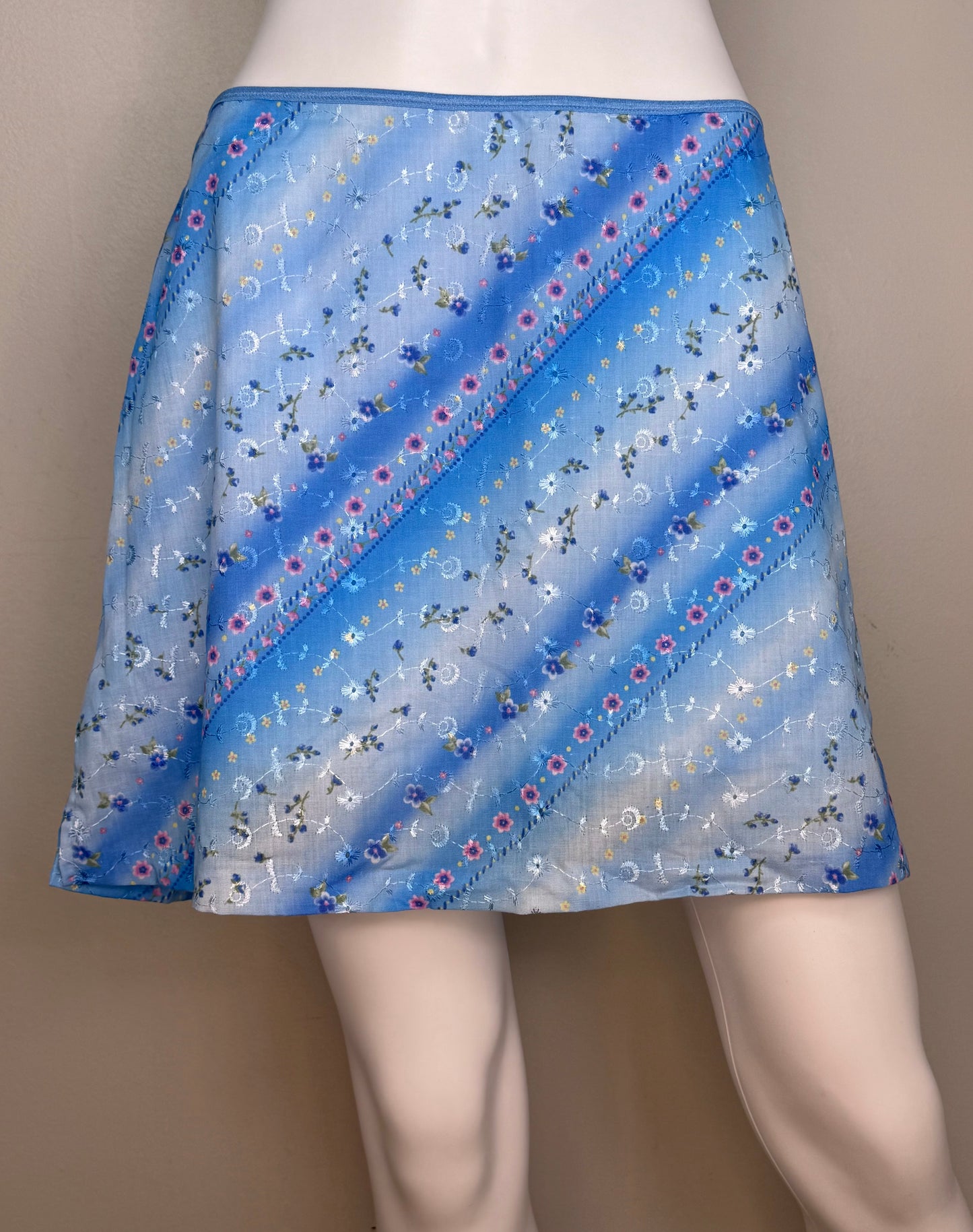 1990s/Y2K Blue Eyelet Floral Mini Skirt, Exact Change Size Medium, Diagonal Stripe