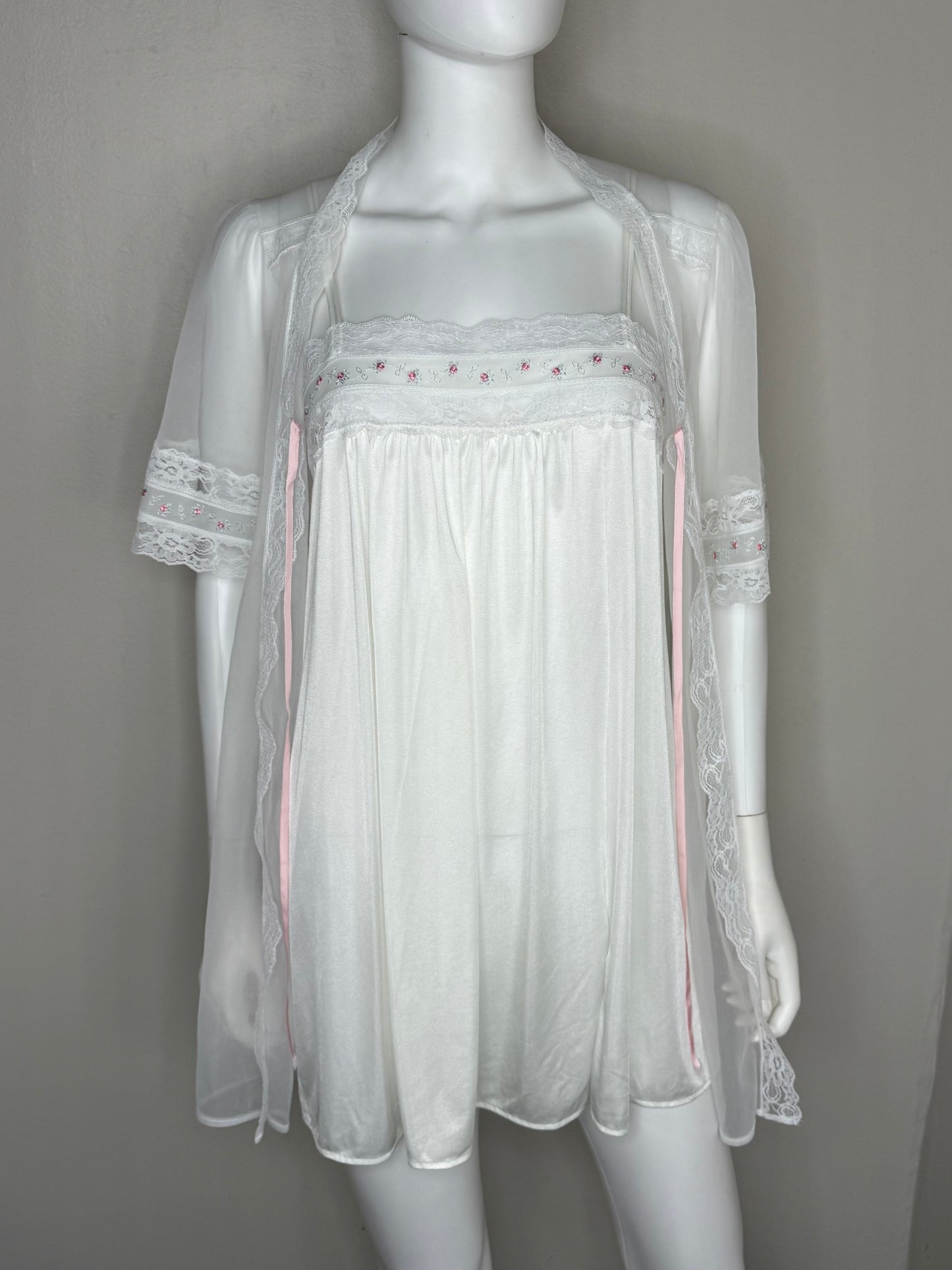 1970s/80s White Peignoir Set, Nightgown and Sheer Short Sleeve Robe, Gilead Size Large, Pink Roses, Bridal Lingerie