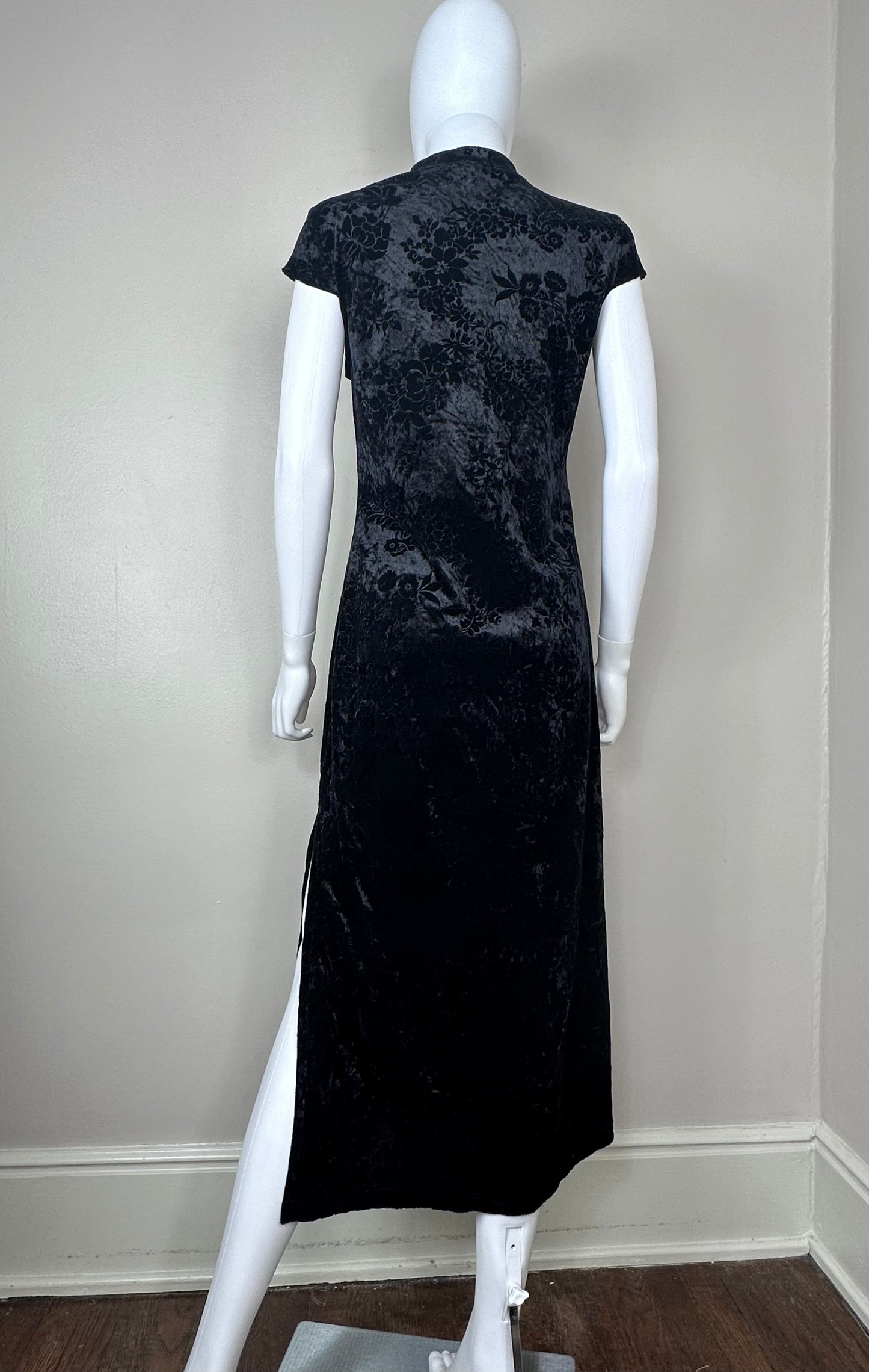 1990s Floral Black Velvet Maxi Dress, onn'est pas des ANGES! Size Medium, Asian Inspired