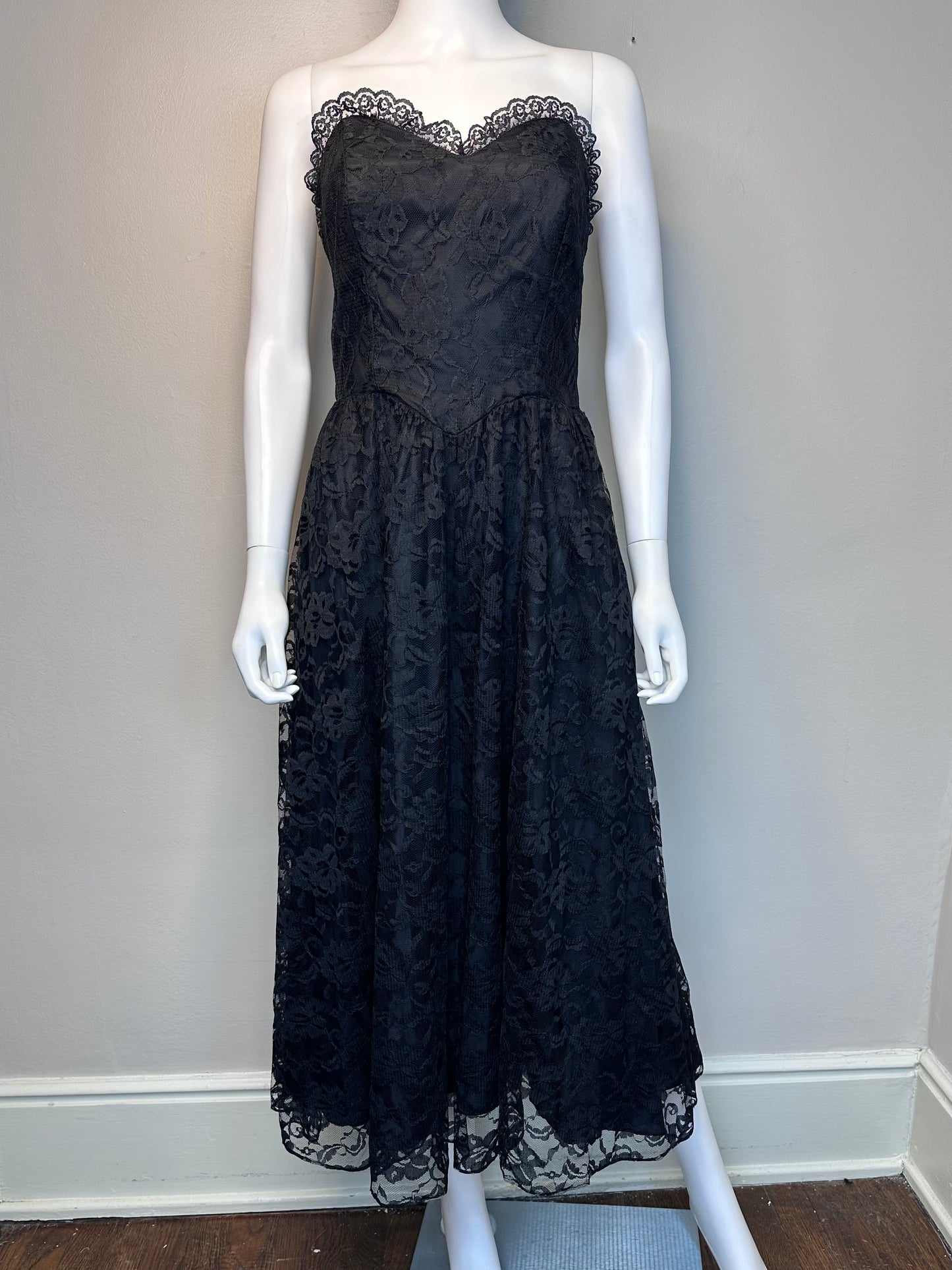 1980s Black Lace Strapless Dress, Superstition Size Small, Sweetheart Neckline