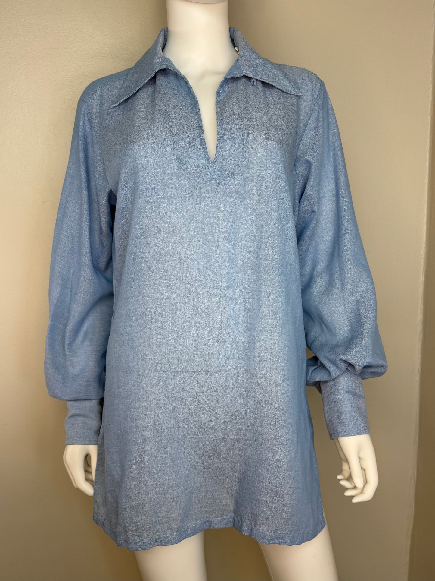 1970s Men’s Blue Tunic, Deep V Pull Over Collared Poet Shirt, 417 Van Heusen Vanopress Body Fit Size Medium