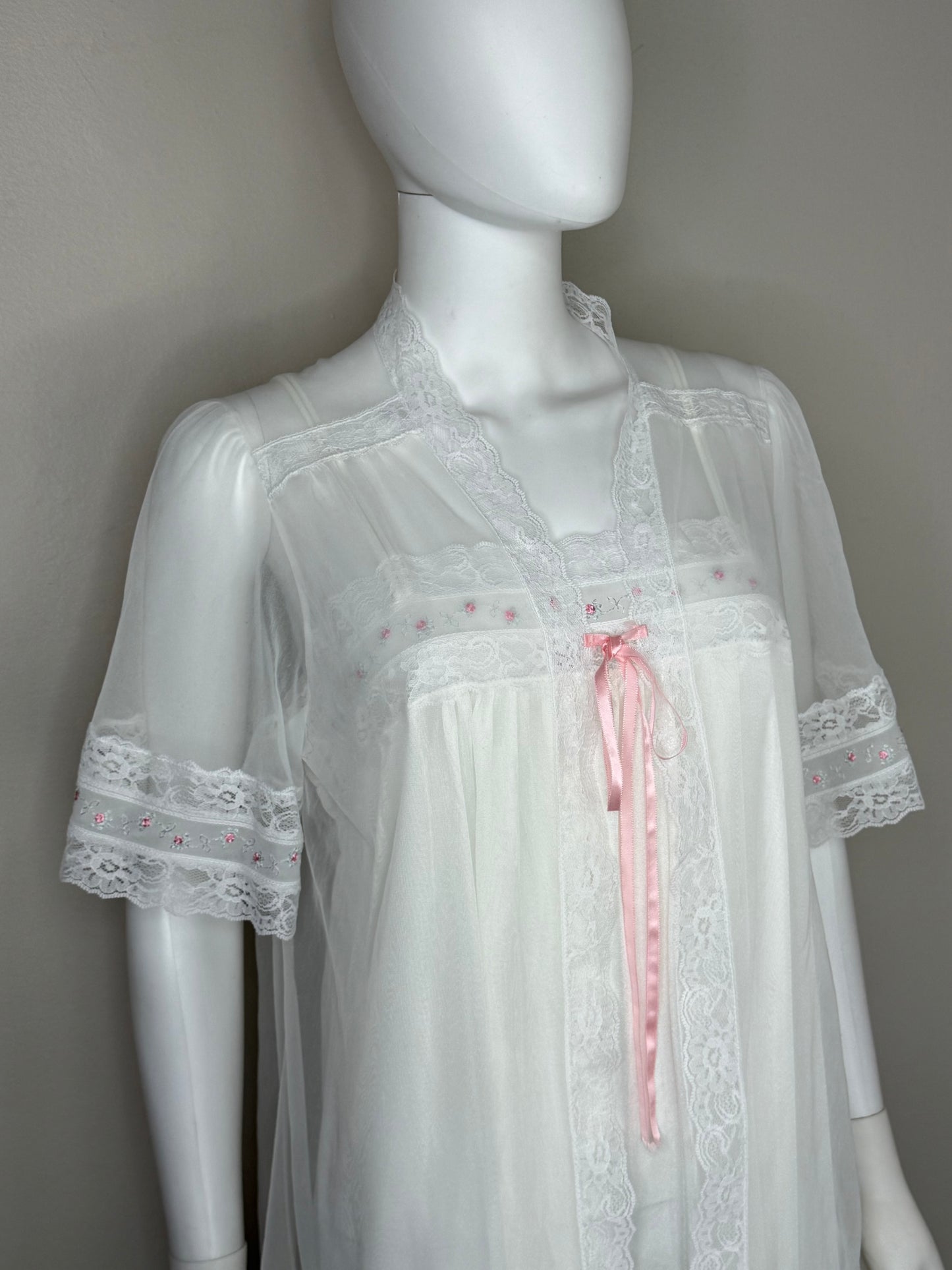 1970s/80s White Peignoir Set, Nightgown and Sheer Short Sleeve Robe, Gilead Size Large, Pink Roses, Bridal Lingerie