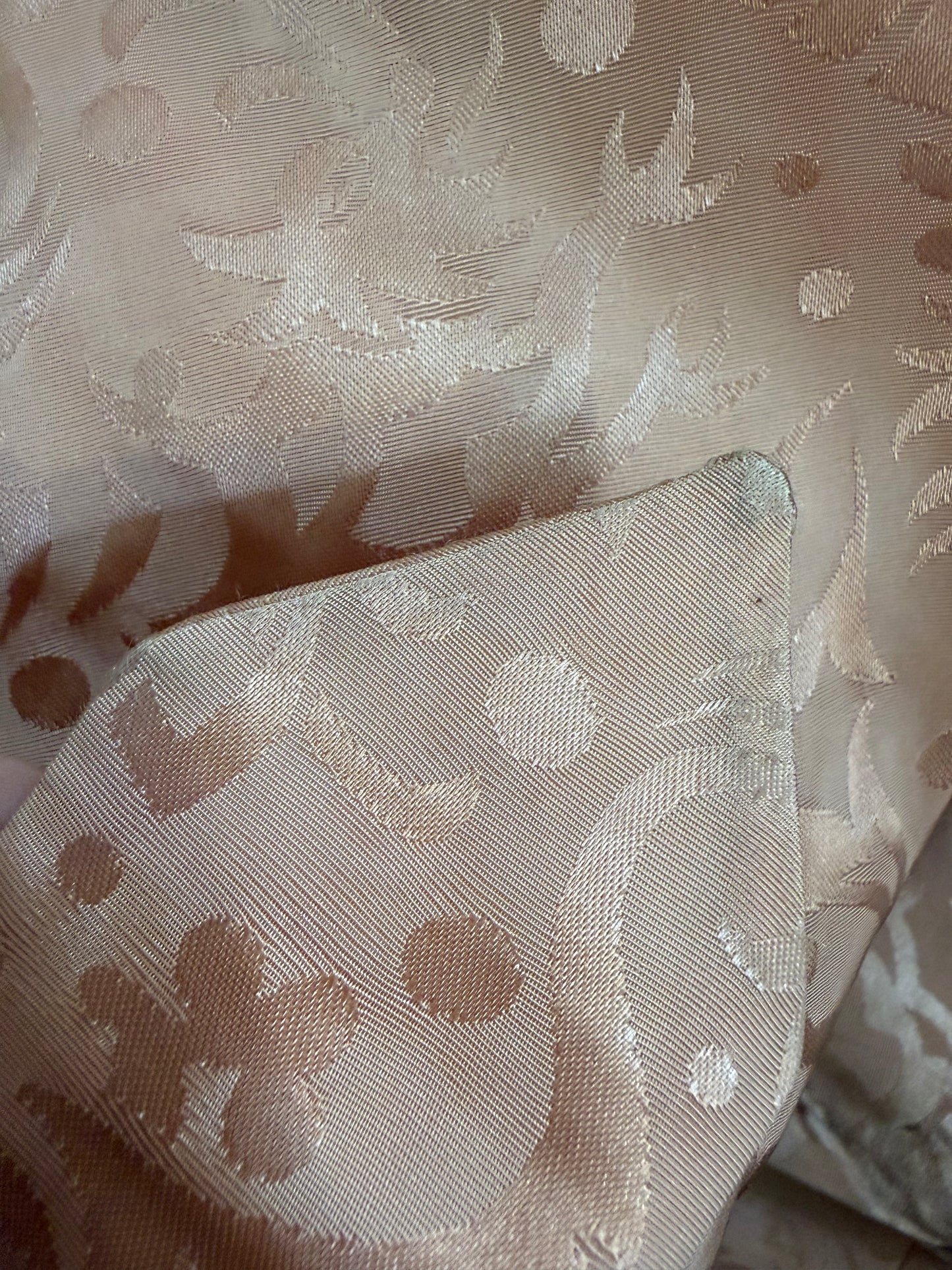 1940s/50s Men’s Peach Satin Jacquard Lounging Robe, Size Small, Dragons, Smoking Jacket