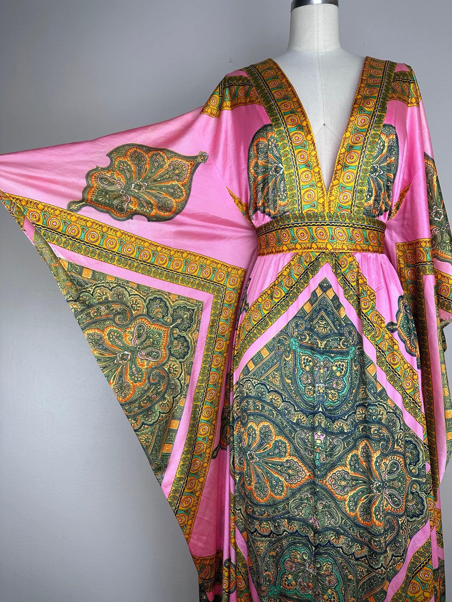 1970s Pink Psychedelic Caftan, Georgie Keyloun Size Medium-Large