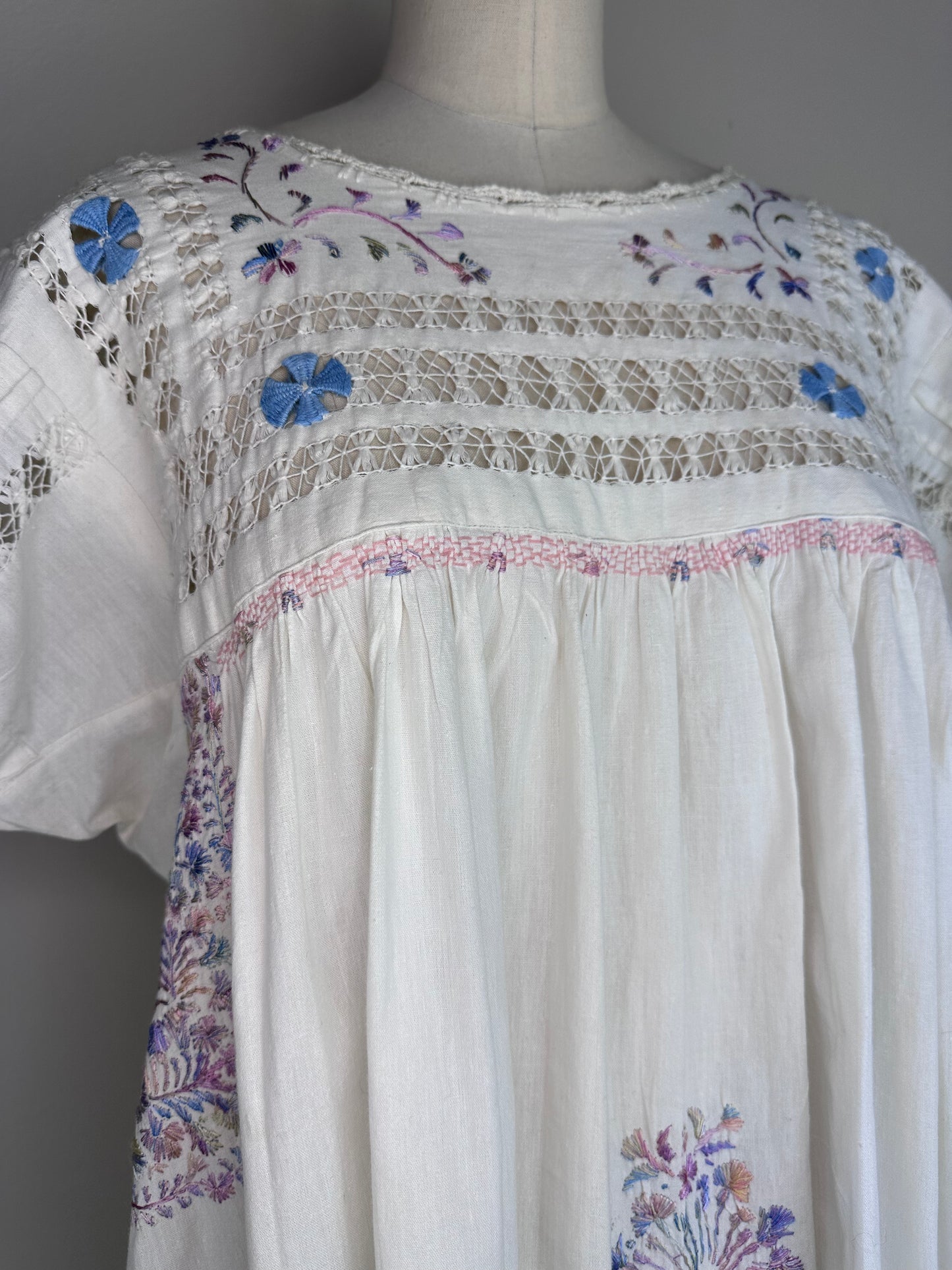 Vintage Mexican Oaxacan Pastel Embroidery Dress, Size Medium, Travel Souvenir